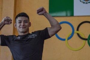 Adrián García, alumno de la UNAM que pide dinero en las calles para lograr su sueño olímpico