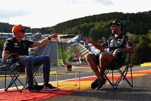 ¿Ya olvidaron a Checo? Red Bull compartió foto con Verstappen y Ricciardo juntos