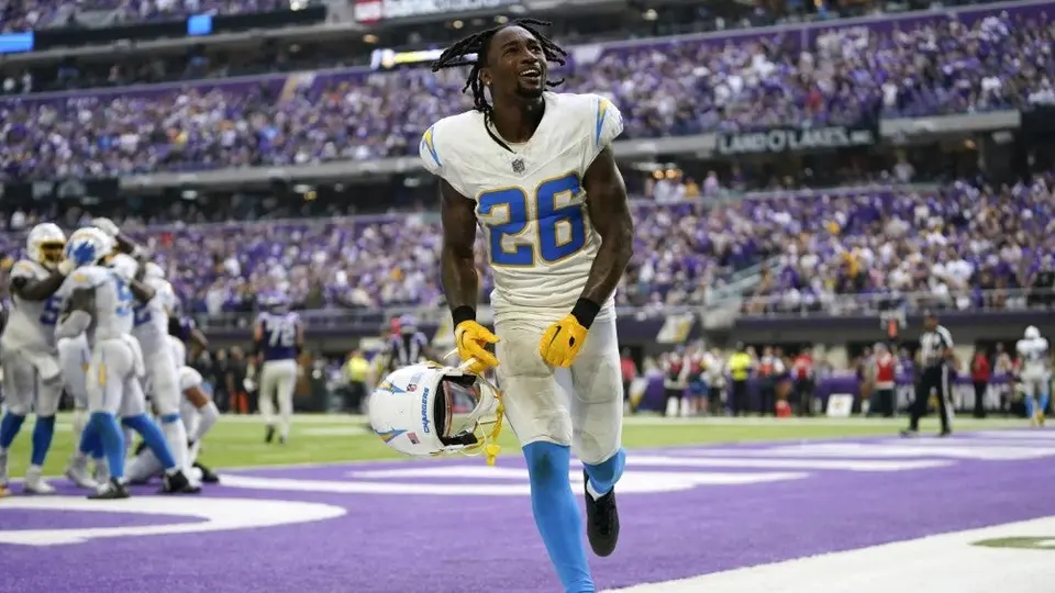 Jugadores de los Chargers prueban los dulces mexicanos