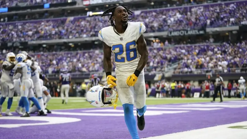 Jugadores de los Chargers prueban los dulces mexicanos