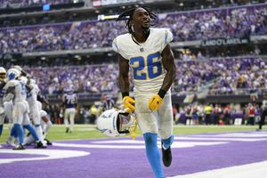 Jugadores de los Chargers prueban los dulces mexicanos