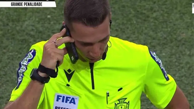 Porto pide anulación del partido tras resolver jugada de VAR... ¡con celular!