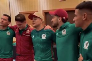 Eduin Caz, de Grupo Firme, visitó la concentración del Tri en Las Vegas