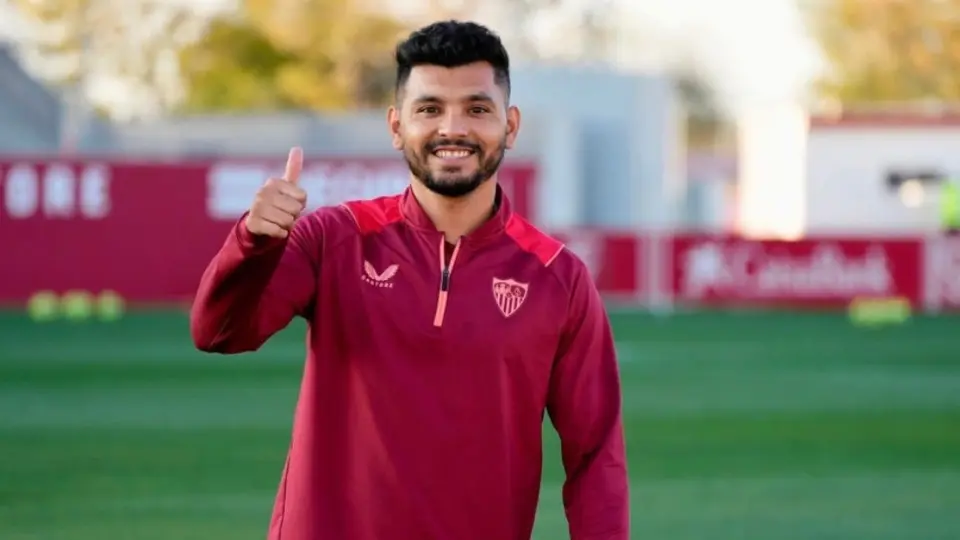'Tecatito' Corona se recuperó de su lesión y está listo para una nueva temporada con Sevilla