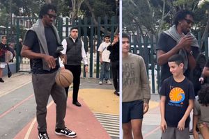 ¡Qué sorpresa! Scottie Pippen juega con niños en un parque de la Ciudad de México