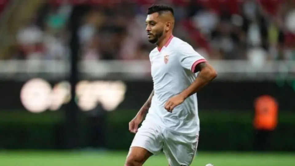 Sevilla busca darle salida a Tecatito Corona en esta ventana de fichajes; apunta a Rayados