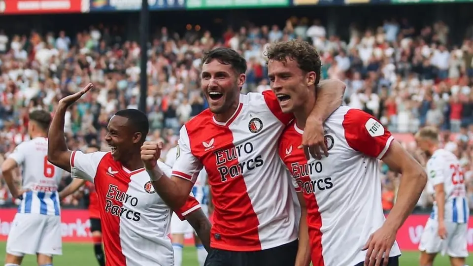 Técnico del Feyenoord espera evolución de la lesión de Giménez: "Tengo esperanzas de que vuelva"