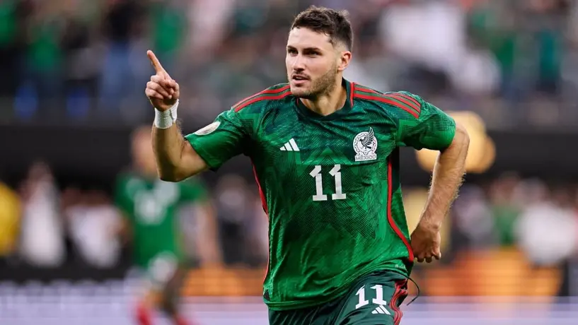 Santi Giménez le regaló su playera a Andrés Vaca por la narración del gol en la Final de Copa Oro