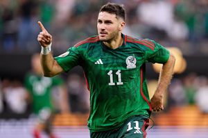 Santi Giménez le regaló su playera a Andrés Vaca por la narración del gol en la Final de Copa Oro