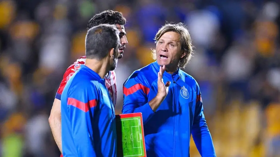 Claudio Arzeno, auxiliar de Paunovic, se hace de palabras con la afición de Chivas