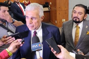 Recomienda Narro Céspedes crear especialidad de cirugía estética