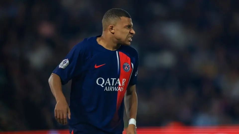 Kylian Mbappé sale lesionado del tobillo en victoria del PSG en Clásico francés ante Marsella