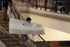 ¡Swiftimanía a tope! Fan de Taylor Swift se roba promocional de cine