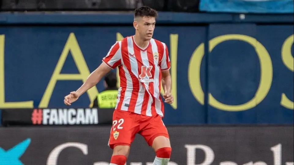 Afición del Almería 'explota' contra César Montes tras ser expulsado en menos de seis minutos