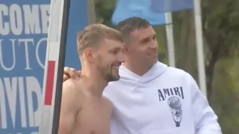 'Dibu' Martínez firma autógrafo en espalda de aficionado que tiene un tatuaje del portero