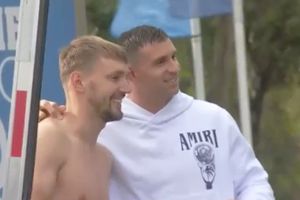 'Dibu' Martínez firma autógrafo en espalda de aficionado que tiene un tatuaje del portero