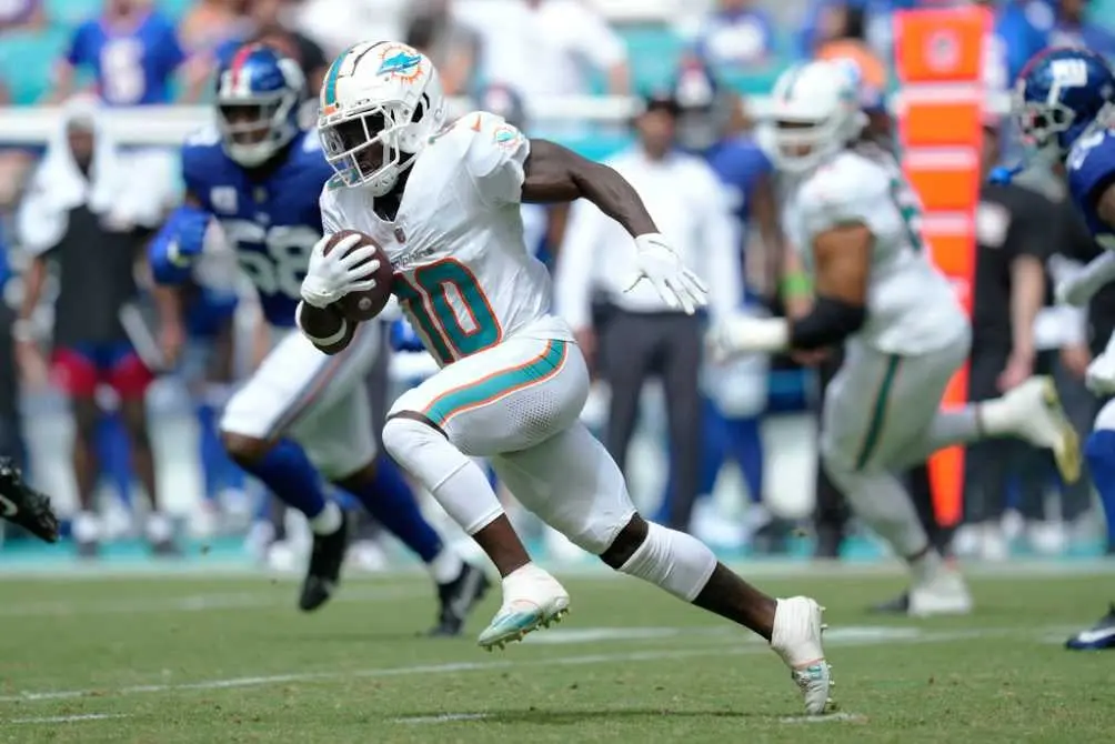 Tyreek Hill en un acarreo ante los Giants de Nueva York | AP