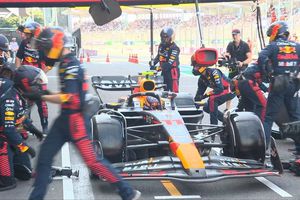 'Checo' Pérez tuvo que abandonar el GP de México tras chocar con Charles Leclerc