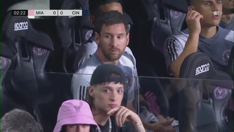 ¡Crossover de lujo! Peso Pluma y Lionel Messi se saludaron en el partido del Inter Miami