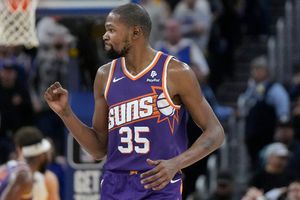 NBA: Durant, Booker y los Suns apagan a los Warriors en casa