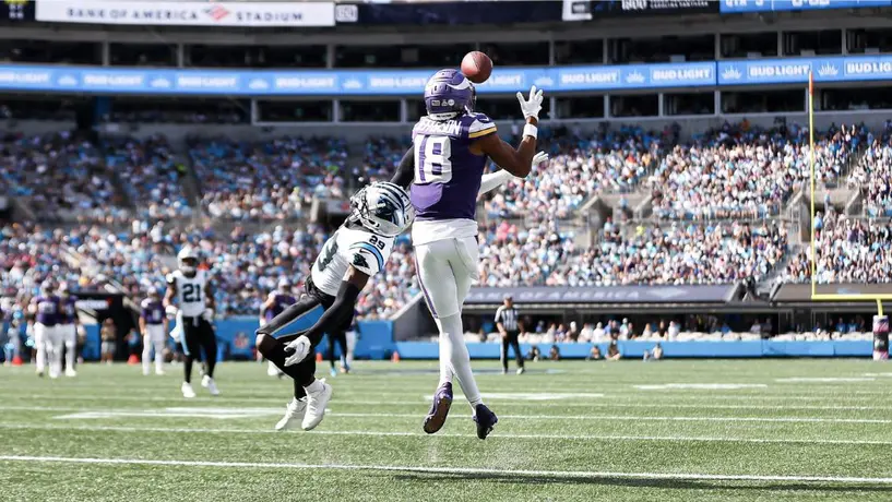 Kirk Cousins lanzó dos pases de anotación para derrotar a los Carolina Panthers