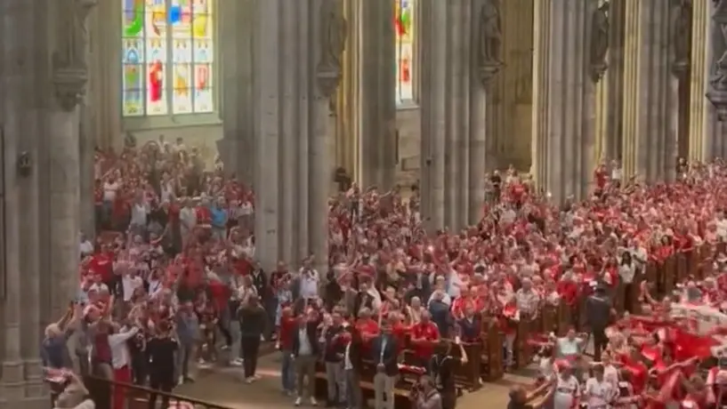 ¡Espectacular! Afición del Colonia se reúne en iglesia previo a juego de Bundesliga