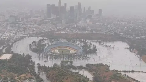 Dodger Stadium se inunda luego del paso de la tormenta Hilary
