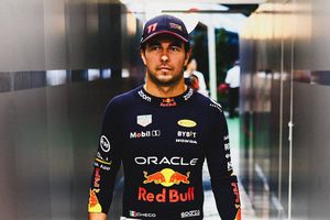 Checo Pérez recibe sanción por choque con Albon en GP de Singapur; mantiene octavo lugar