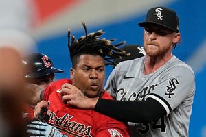 MLB: Multas y sanciones que dejó la bronca entre beisbolistas en el Guardianes y Medias Blancas
