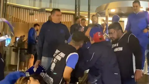 Cruz Azul recibe serenata en hotel de concentración previo al Clásico Joven vs América