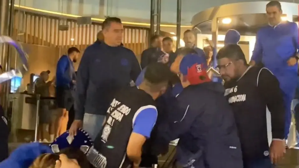 Cruz Azul recibe serenata en hotel de concentración previo al Clásico Joven vs América