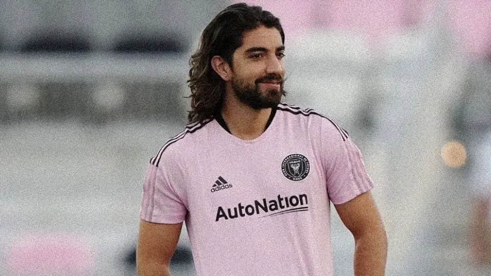 Rodolfo Pizarro ya está en Grecia para reportar con el AEK de Atenas