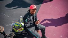 Lewis Hamilton explica el choque del mexicano: "Pérez fue lento"