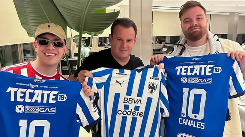 Ibai Llanos y Juan Guarnizo presumen playera de Rayados con el 10 de Sergio Canales