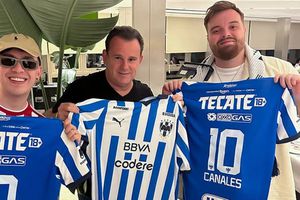 Ibai Llanos y Juan Guarnizo presumen playera de Rayados con el 10 de Sergio Canales
