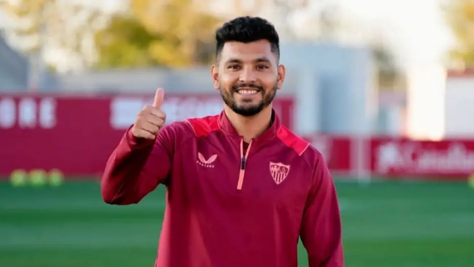Tecatito Corona llega a Monterrey entre rumores sobre su regreso a Rayados