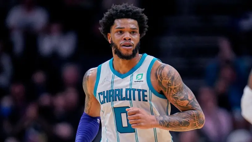 Miles Bridges enfrenta arresto por arrojar bolas de billar al vehículo de su expareja