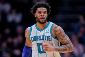 Miles Bridges enfrenta arresto por arrojar bolas de billar al vehículo de su expareja