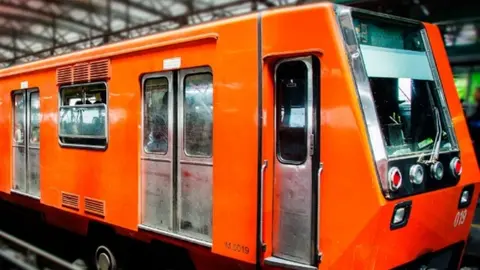 Usuarios del Metro Pantitlán tienen que correr tras el cambio de sentido de las escaleras eléctricas