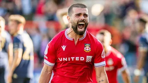 Wrexham AFC, equipo de Ryan Reynolds, remonta un 4-1 en el último minuto del partido