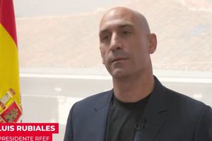 Luis Rubiales, tras besar a Jennifer Hermoso, es acusado de violencia sexual por autoridades en España