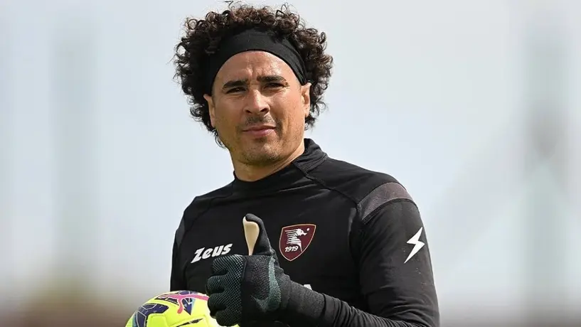 Álvaro Morales se burla de Memo Ochoa por ser banca con el Salernitana