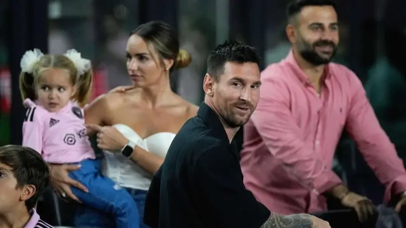 ¡Suma a una buena causa! Messi donó jersey autografiado a fundación de Selena Gómez