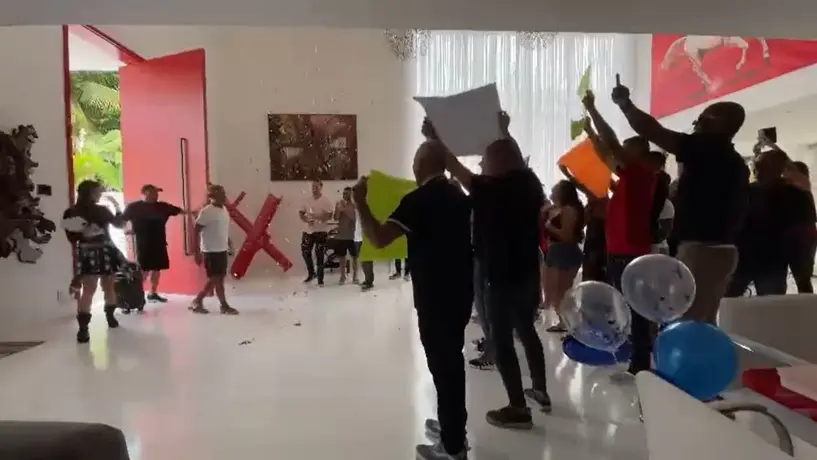 Romario sale del hospital y es recibido en casa con gran fiesta