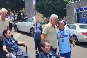 Tuca Ferretti sorprende a aficionados de Cruz Azul con gran gesto a las afueras de La Noria