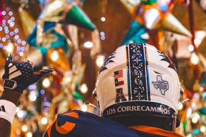 ¡Al puro estilo mexicano! Universidad de San Antonio presenta uniformes entre piñatas y jarritos