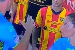 Luca Sachi, árbitro italiano, cerca de recibir una sanción por negarle un saludo a una compañera