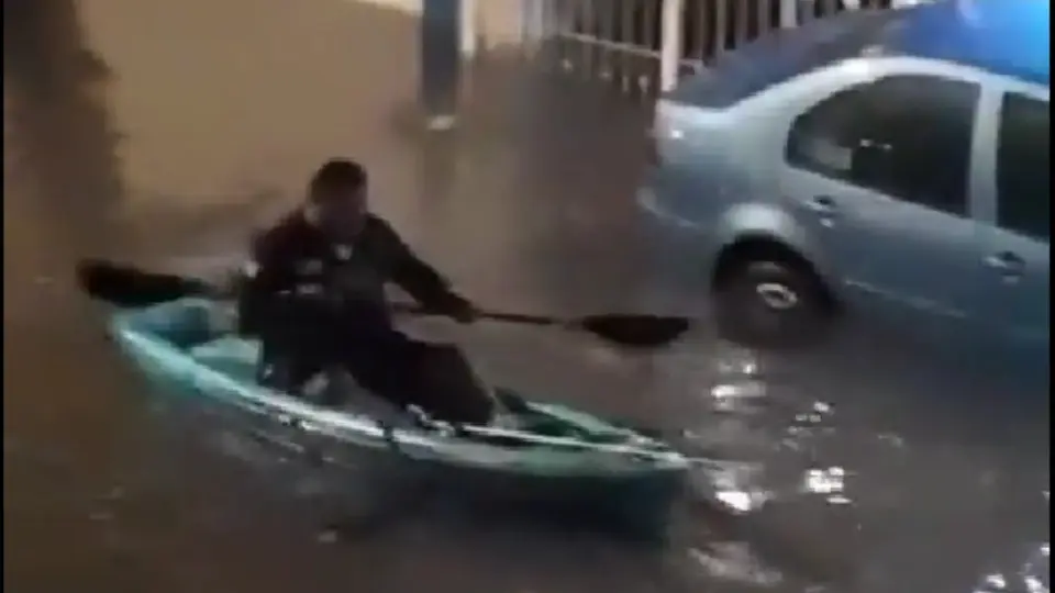 Hombre pasea en su kayak tras las inundaciones en las calles de Guadalajara