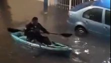 Hombre pasea en su kayak tras las inundaciones en las calles de Guadalajara