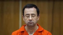 Larry Nassar, médico deportivo condenado por abuso, fue apuñalado en prisión